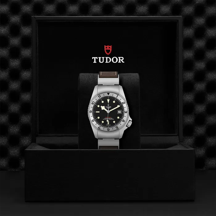 TUDOR Rings Black Bay P01
